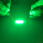 lampe led rgb rouge vert bleu blanc surface texturée industrielle intense fixations tréforées fils