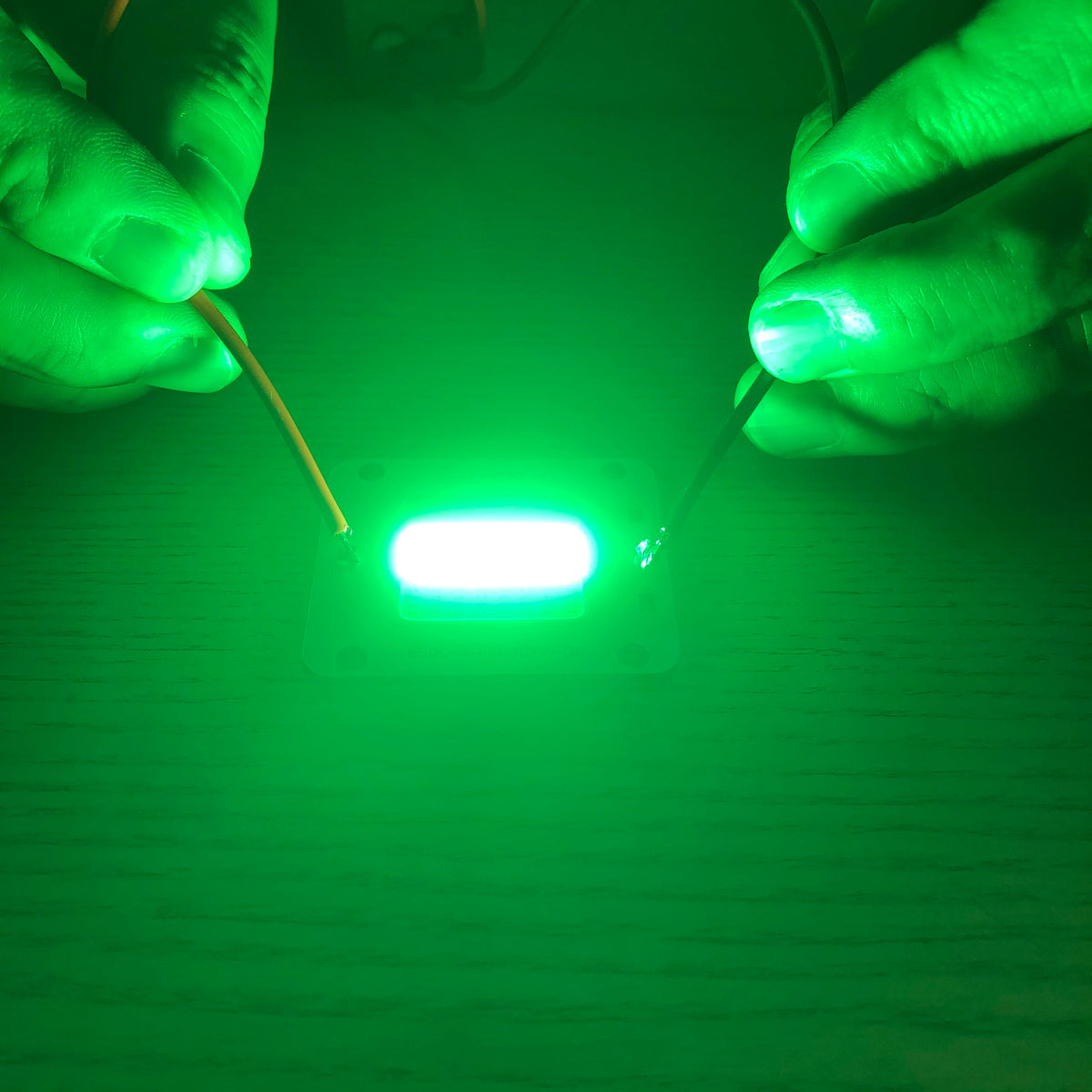 lampe led rgb rouge vert bleu blanc surface texturée industrielle intense fixations tréforées fils