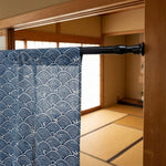 tringle métallique rideau japonais semi transparent bleu foncé motifs floraux mont fuji grues calligraphie