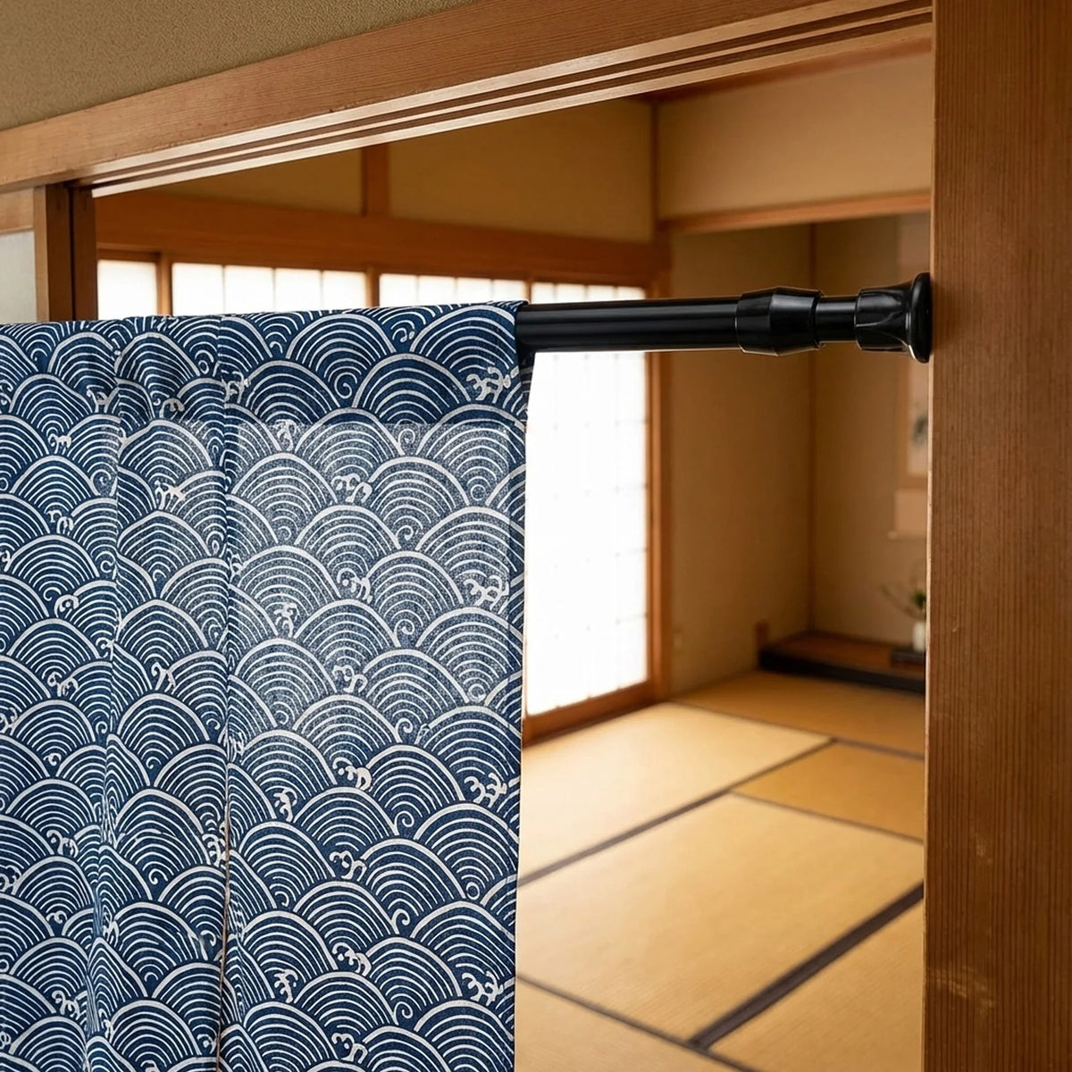 tringle métallique rideau japonais semi transparent bleu foncé motifs floraux mont fuji grues calligraphie