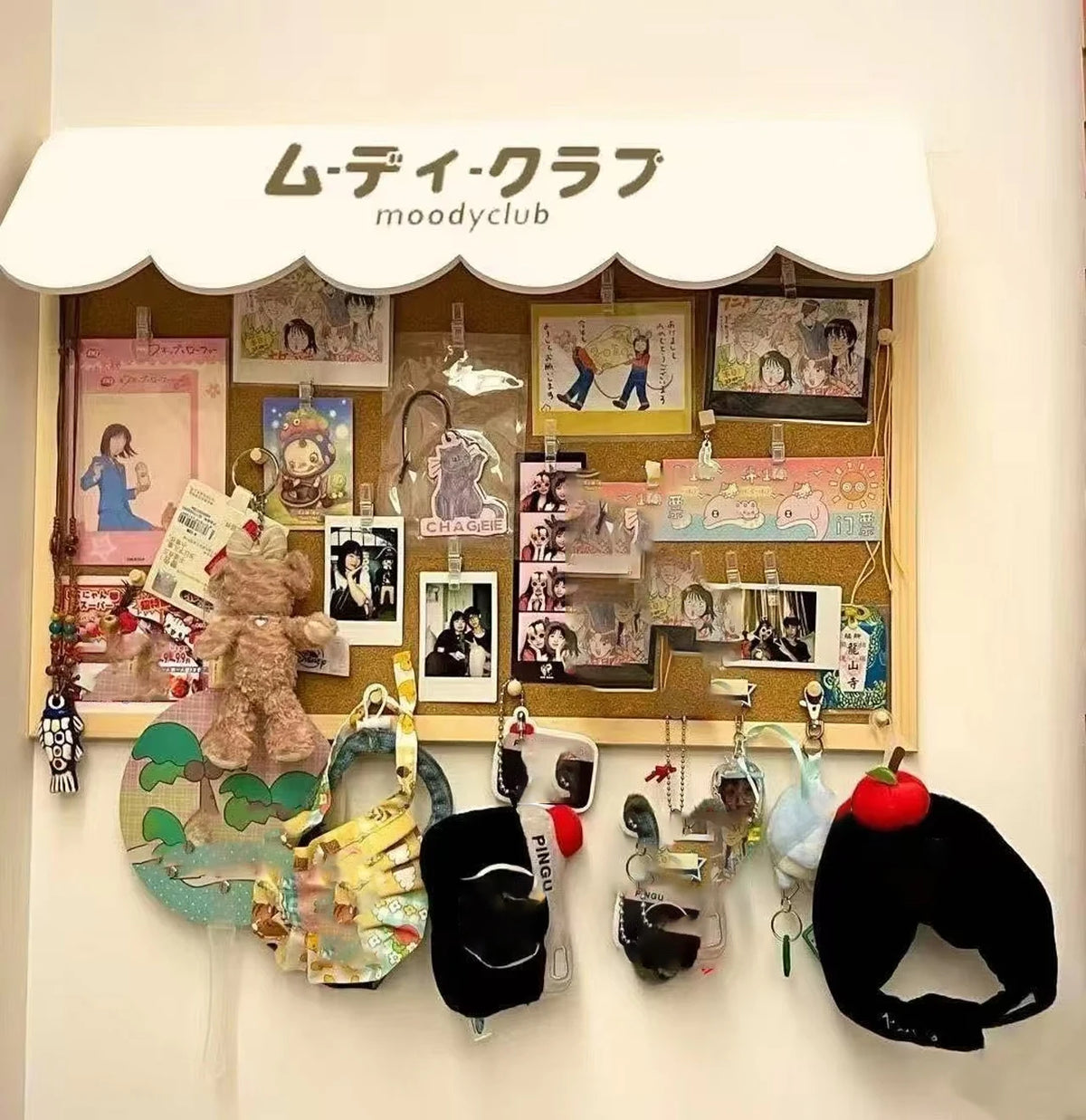 panneau decoratif kawaii blanc marron beige clair corkboard ongulure photos punaises pinces