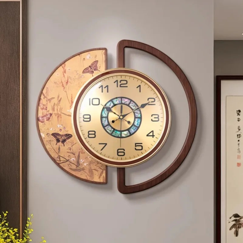 horloge murale ornementale asiatique motif floral papillons cadran métal irisé