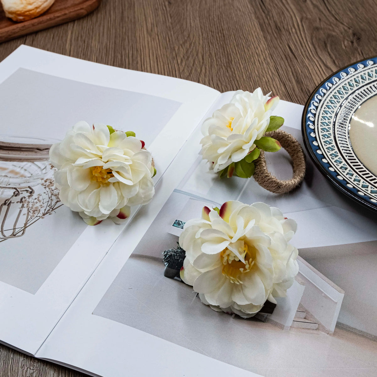 serviettes pliées fleurs artificielles ruban beige blanc rose décoratives table événement