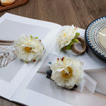 serviettes pliées fleurs artificielles ruban beige blanc rose décoratives table événement