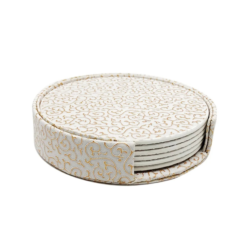 Dessous de plat ronds décoratifs en matériau blanc avec motif abstrait doré.