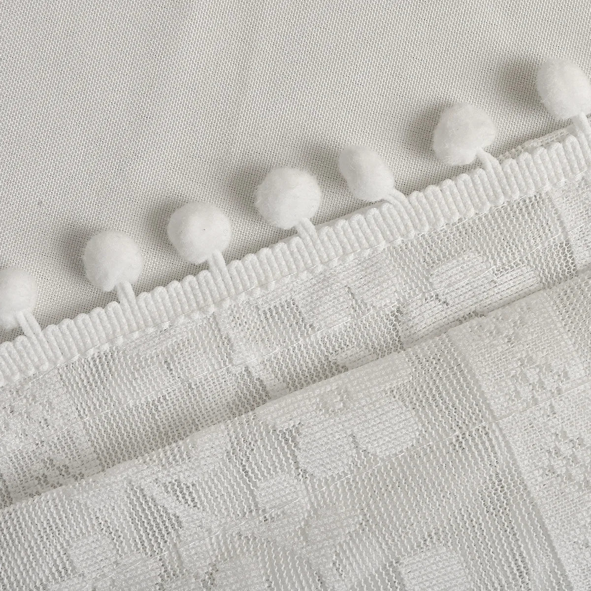 rideau broderie fine fleurs blanches transparent blancs pompons cuisine romantique français