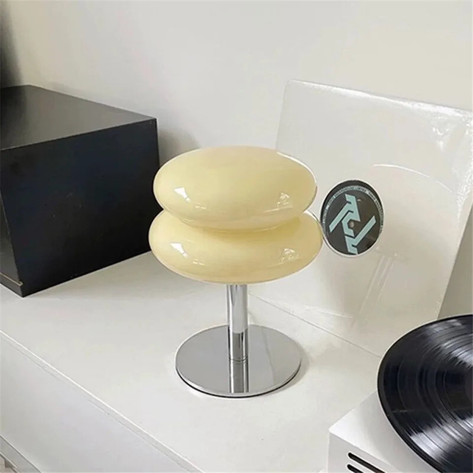 Lampe de chevet design avec abat-jour gris dans un intérieur moderne