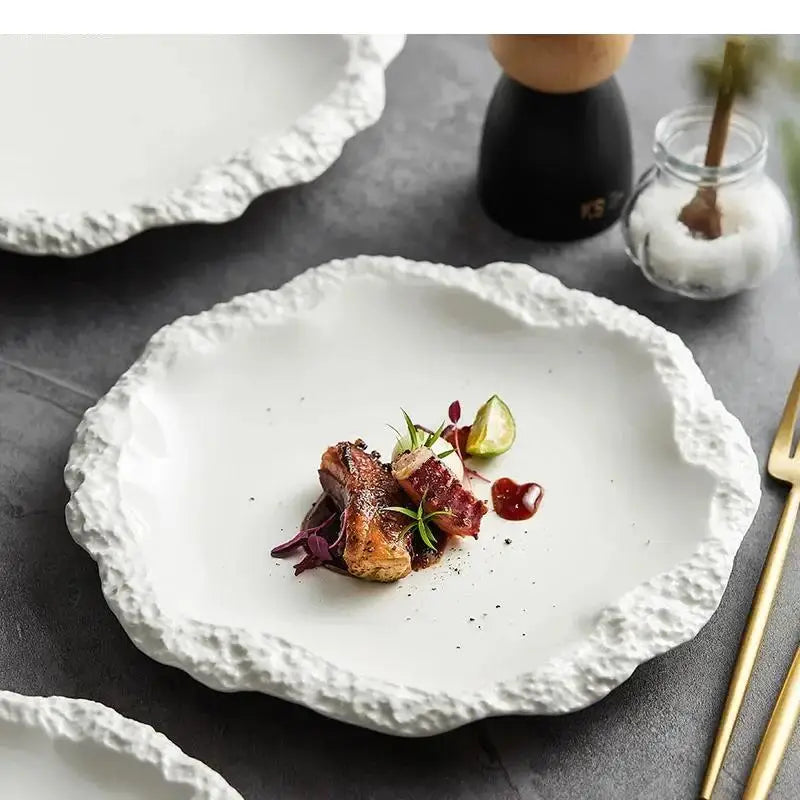 assiette blanche moderne céramique bord texturé opaque grande taille cuisine dîner