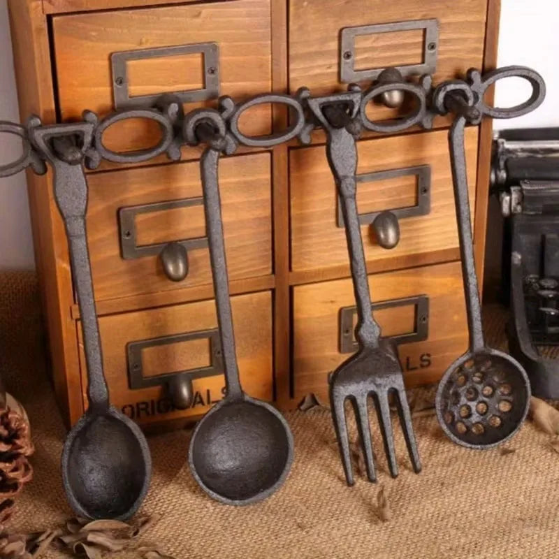 couteaux vintage ensemble noir fourchettes cuillers spatule travaillés métal fixations rustiques murales