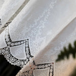 rideau blanc dentelle motifs floraux coton classique translucide décoration intérieure chambrehôtel