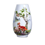 Vase en porcelaine avec motif peint d'une scène de prairie avec des chevaux rouges dans un paysage de montagnes boisées.