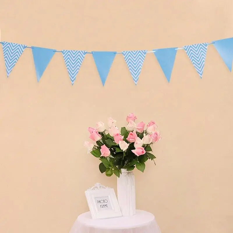 décoration fête guirlande métallisée triangles fleurs artificielles vase moderne blanc or argent