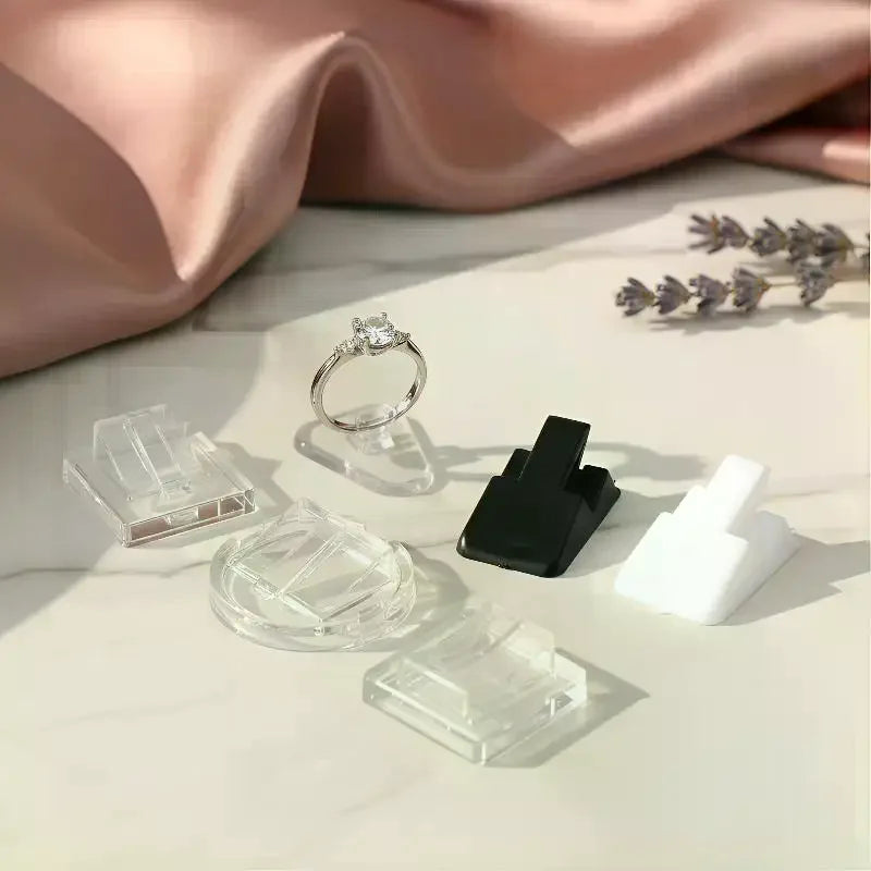 supports bijoux transparents blancs noirs clips modernes minimalistes rangement affichage bagues stockage