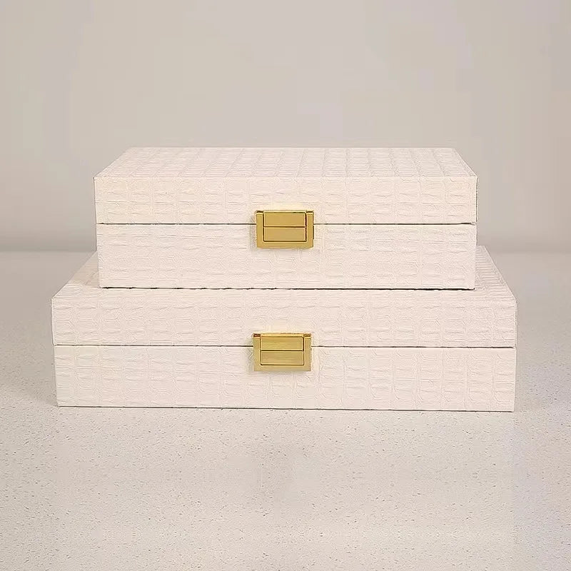 Détail du cuir et de la fermeture de la boîte à bijoux