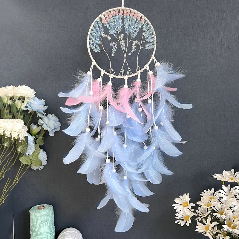 Rêve capteur orné de plumes colorées et de fleurs délicates, suspendu dans un décor élégant.