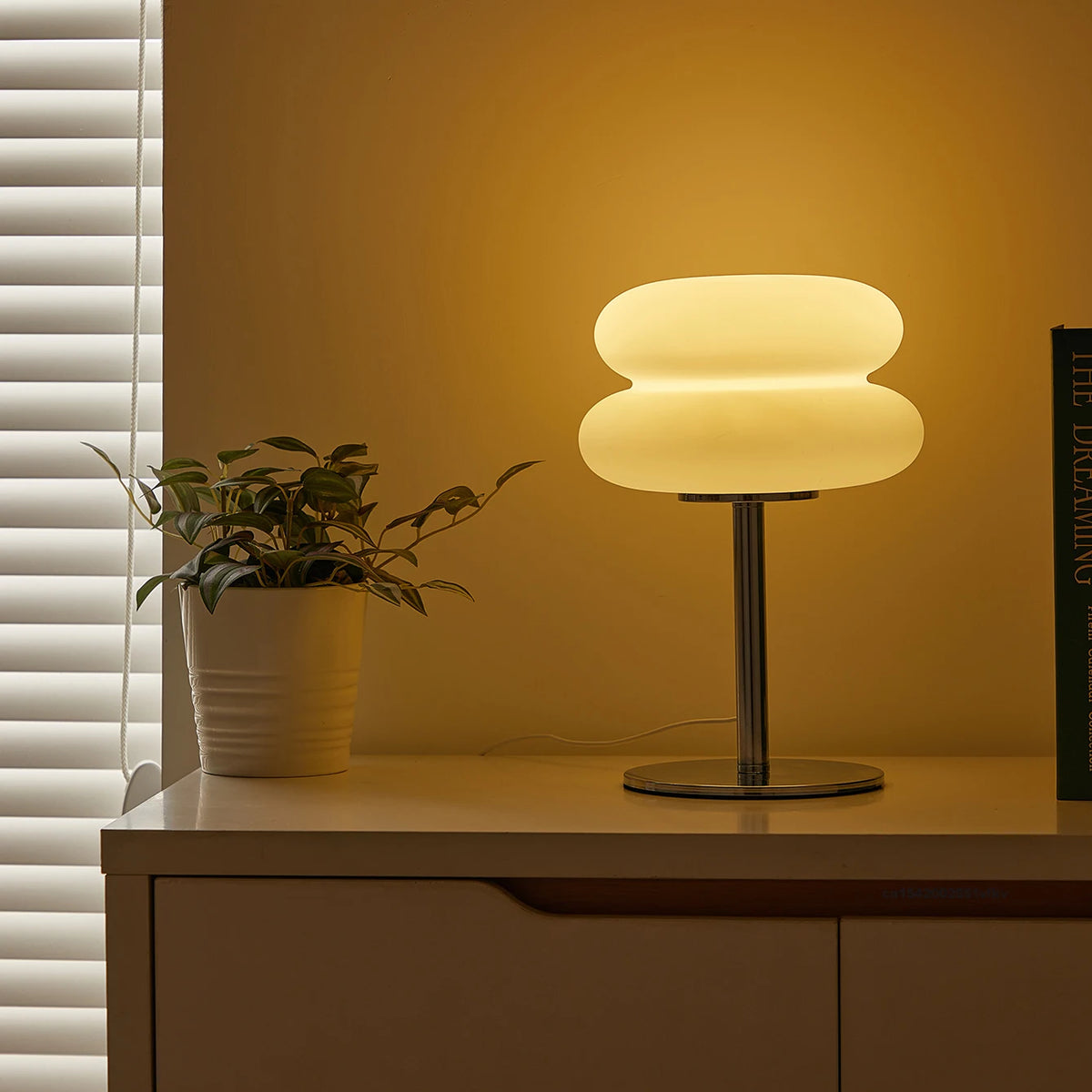 veilleuse led champignon moderne minimaliste blanc argenté éclairage jaune chambre salon ambiance
