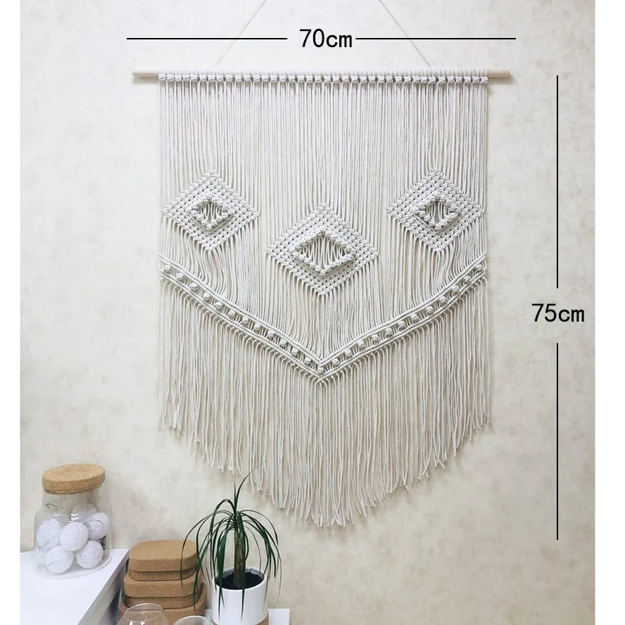 tapisserie macramé boho chic motifs géométriques franges beige clair tige bois crochets métalliques