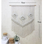 tapisserie macramé boho chic motifs géométriques franges beige clair tige bois crochets métalliques