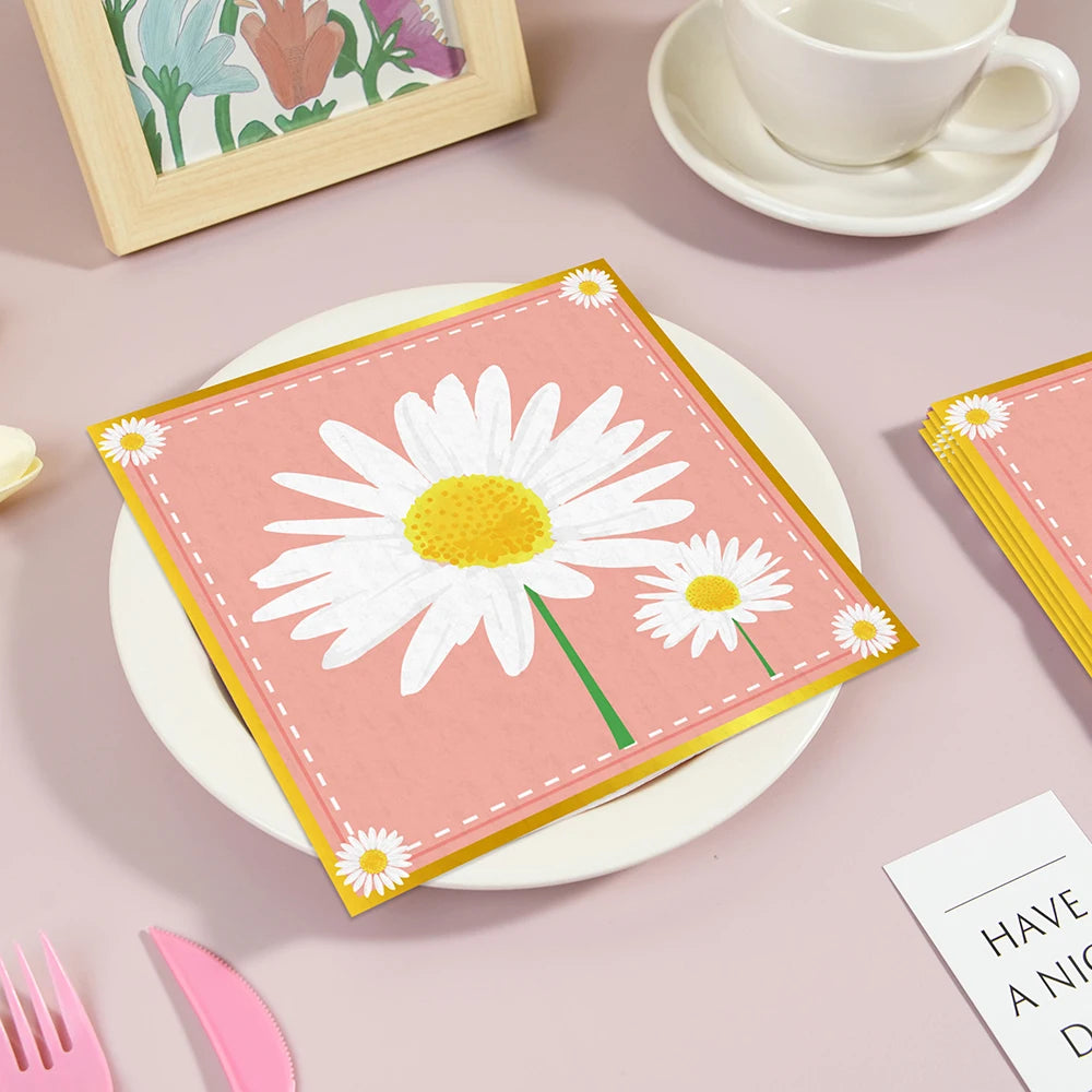 serviettes papier festives fleur blanche carreaux motif géométrique rose clair pliées dépliées jetables anniversaire