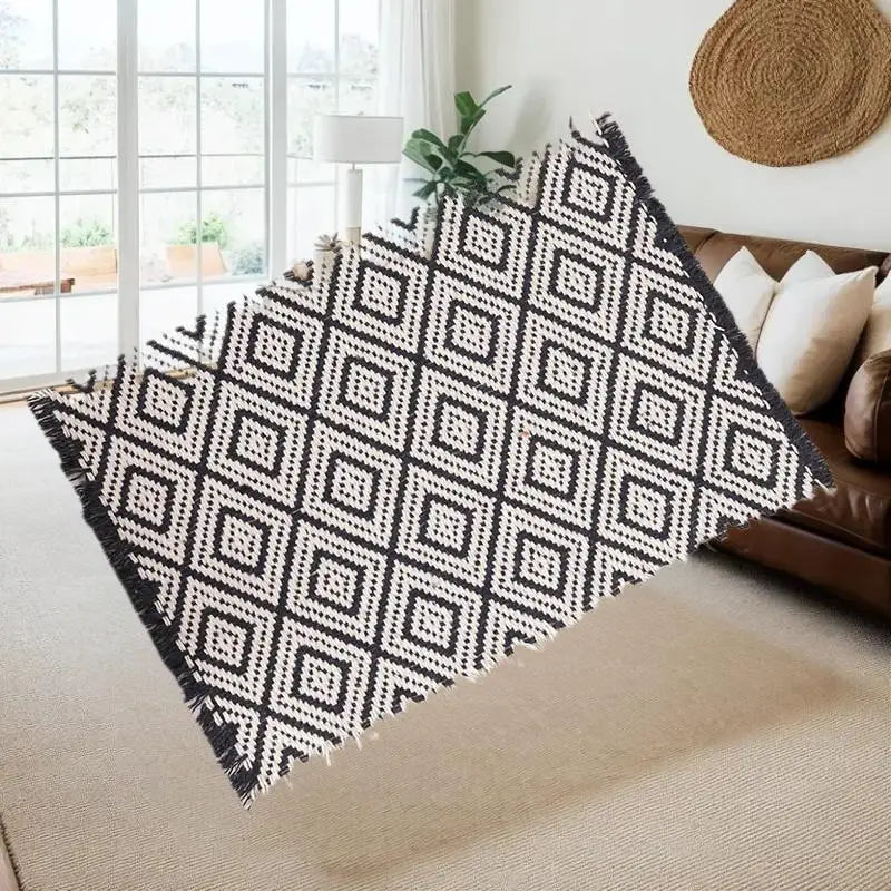 tapis bohème noir beige motifs losanges deco maison poupée accessoire decoration meuble jouets miniature
