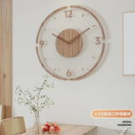 horloge murale bois marron clair minimaliste moderne salon quartz aiguille semi transparent déco chambre