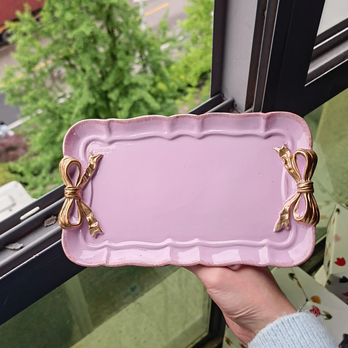 plateau rétro ornements dorés vert pastel rose blanc rouge vintage élégant clips dorés