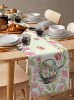 La nappe florale avec un lapin dans un panier pose une ambiance chaleureuse et printanière sur cette table dressée pour un petit-déjeuner.