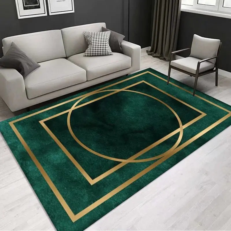Tapis moderne vert et doré avec des motifs géométriques dans un intérieur minimaliste et élégant.