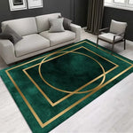 Tapis moderne vert et doré avec des motifs géométriques dans un intérieur minimaliste et élégant.