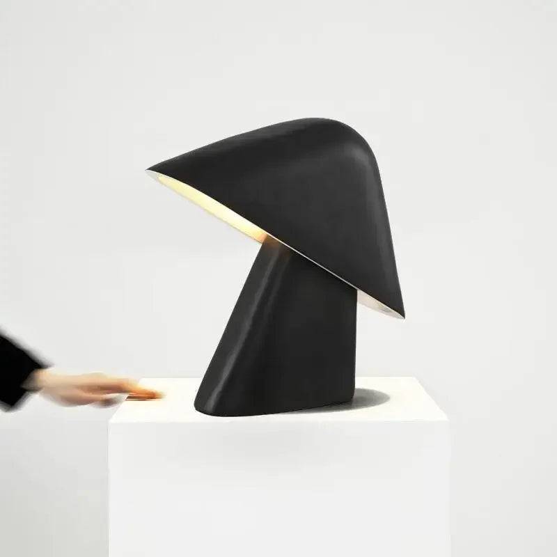 lampe table moderne minimaliste résine led marron noir beige clair interrupteur bouton vde ul