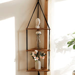 Étagère macramé triangle utilisée comme support pour petites plantes succulentes