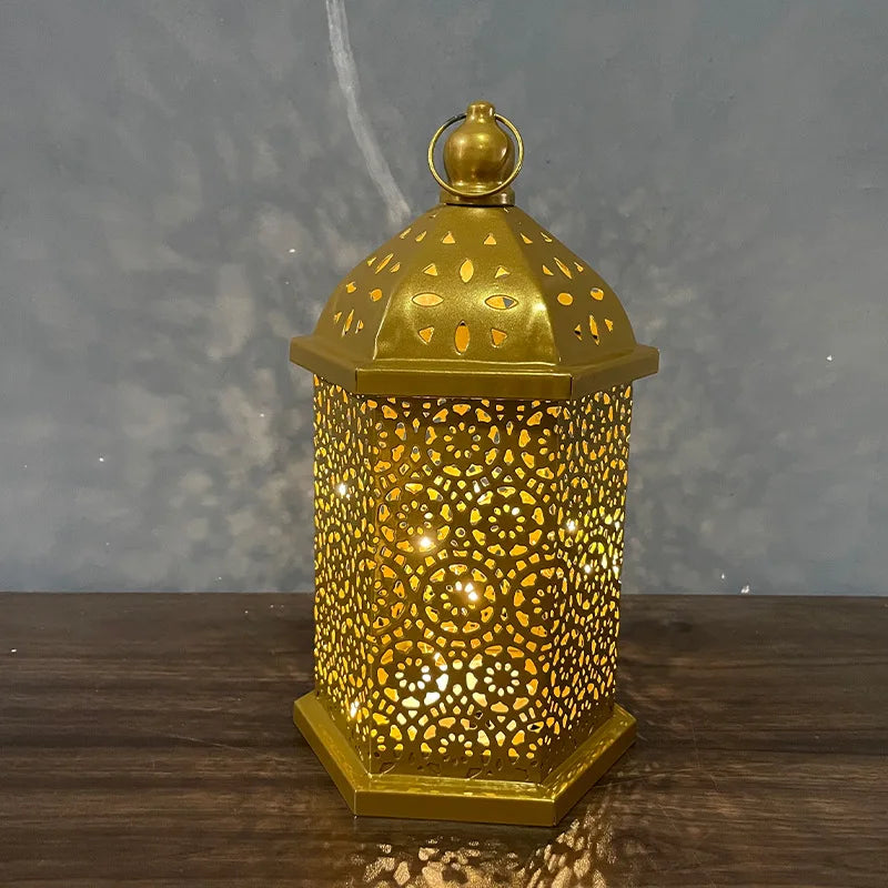 lanterne artisanale ornementée métal doré ajourée porte poignée