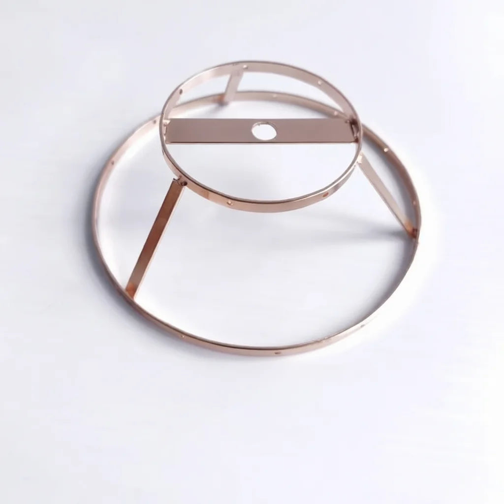 support lampe moderne minimaliste structure circulaire argenté doré barres horizontales verticales opacité fixations invisibles