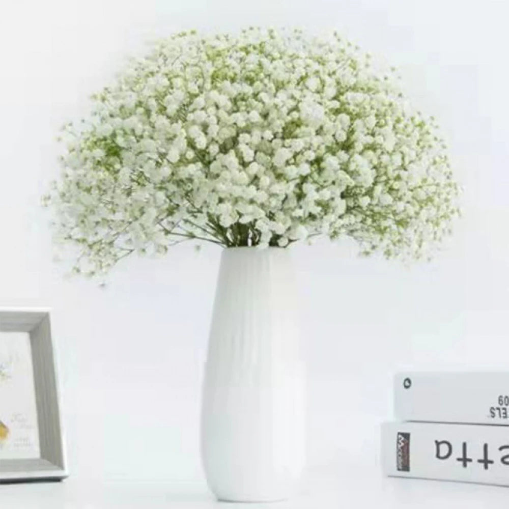 bouquet artificiel blanc fleurs bleues modernes décoration mariage intérieur élégante vase plateau bois
