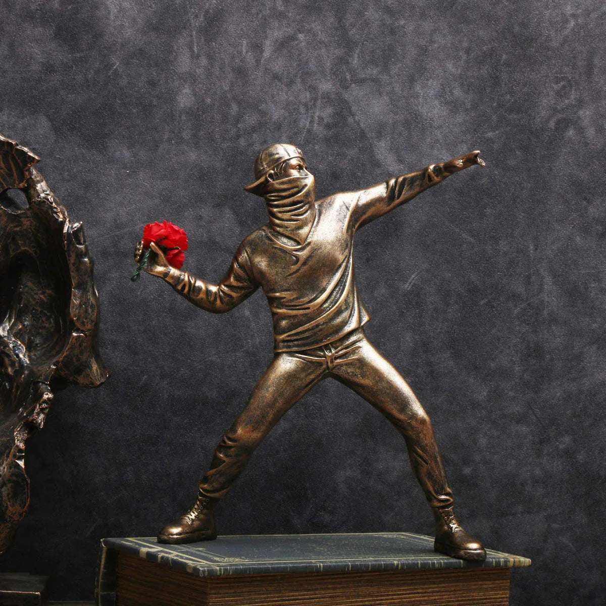 statuette moderne figurine humaine patriotisme décoration intérieure accessoire fleur rouge