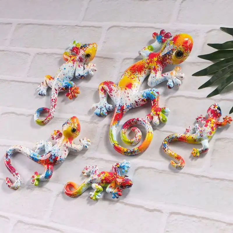 Sculpture résine lézard multicolore motifs abstraits art contemporain décoration murale crochets inclusion