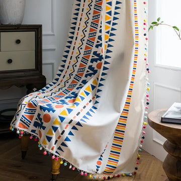 rideau géométrique moderne couleur blanc bleu orange pompons opaques fenêtre chambre salon