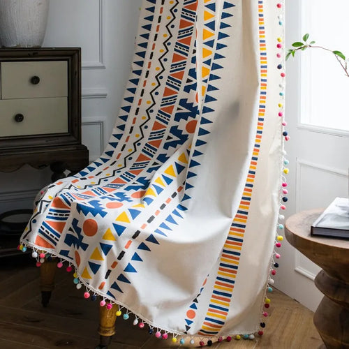 rideau géométrique moderne couleur blanc bleu orange pompons opaques fenêtre chambre salon