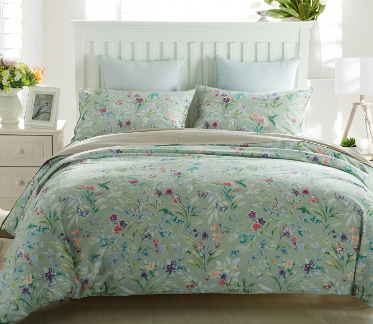 Housse de couette beige dans une chambre décorée avec style
