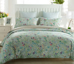 Housse de couette beige dans une chambre décorée avec style