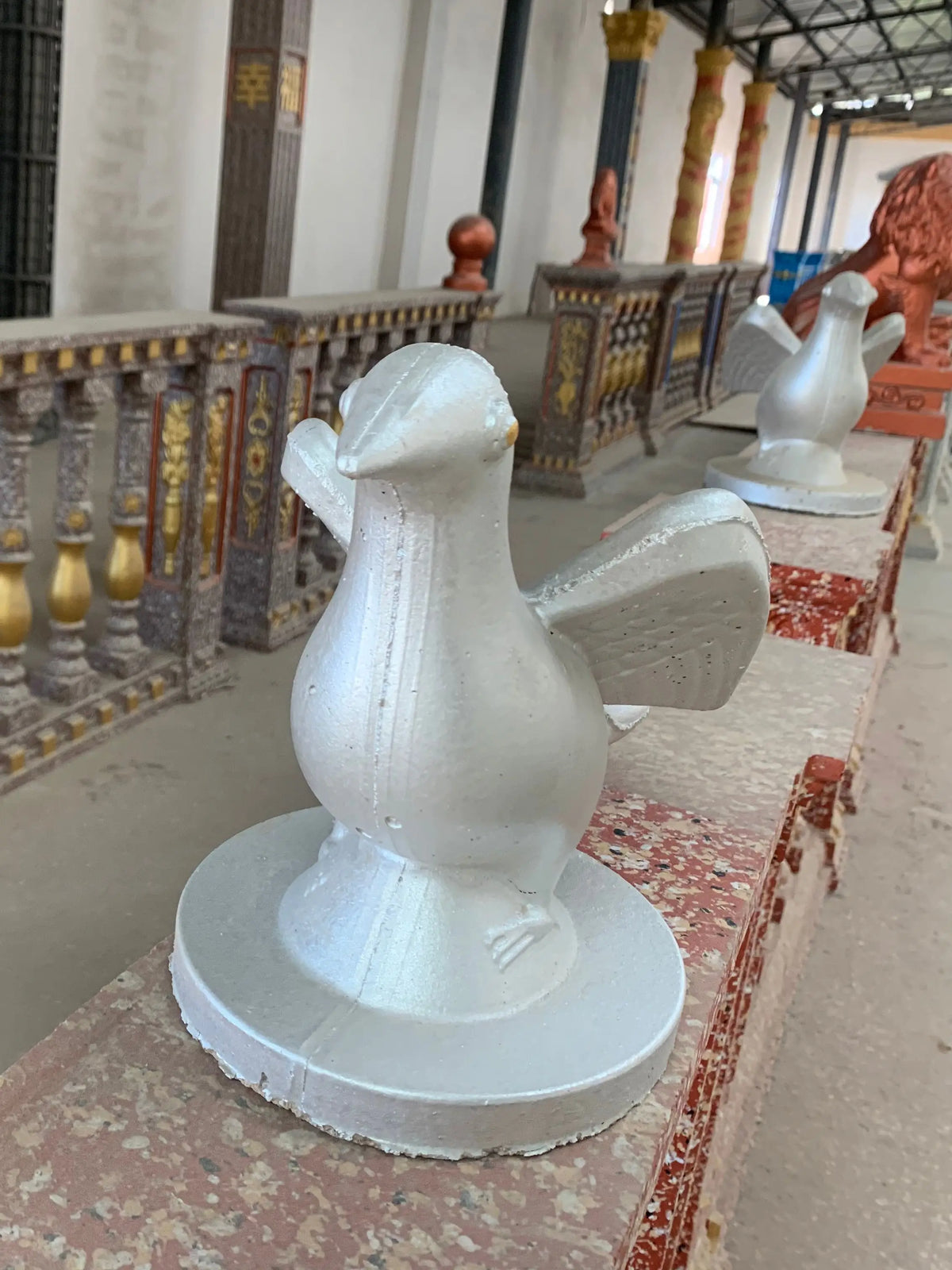 moule oiseau blanc crème décoration jardin balcon statuaire béton usage multiple fixations base circulaire