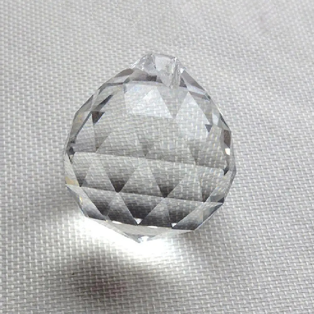 pendentif décoratif verre transparent facetté forme goutte multicolore anneau métallique décoration