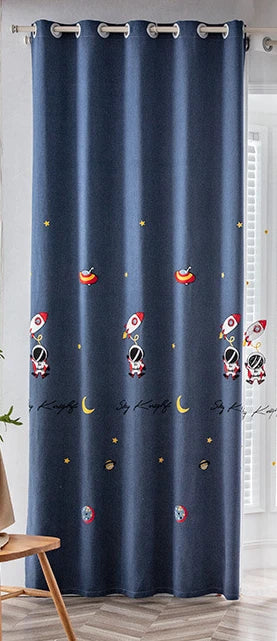 Rideau occultant bleu nuit avec motifs spatiaux pour chambre d'enfant, idéal pour décorer une pièce à thème astronomie et garantir une obscurité optimale. Accessoire décoratif avec motifs de fusées et planètes, parfait pour créer une ambiance ludique et éducative. Solution pratique pour bloquer la lumière et ajouter une touche moderne à la décoration intérieure.