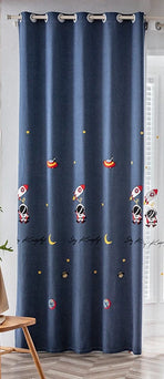 Rideau occultant bleu nuit avec motifs spatiaux pour chambre d'enfant, idéal pour décorer une pièce à thème astronomie et garantir une obscurité optimale. Accessoire décoratif avec motifs de fusées et planètes, parfait pour créer une ambiance ludique et éducative. Solution pratique pour bloquer la lumière et ajouter une touche moderne à la décoration intérieure.