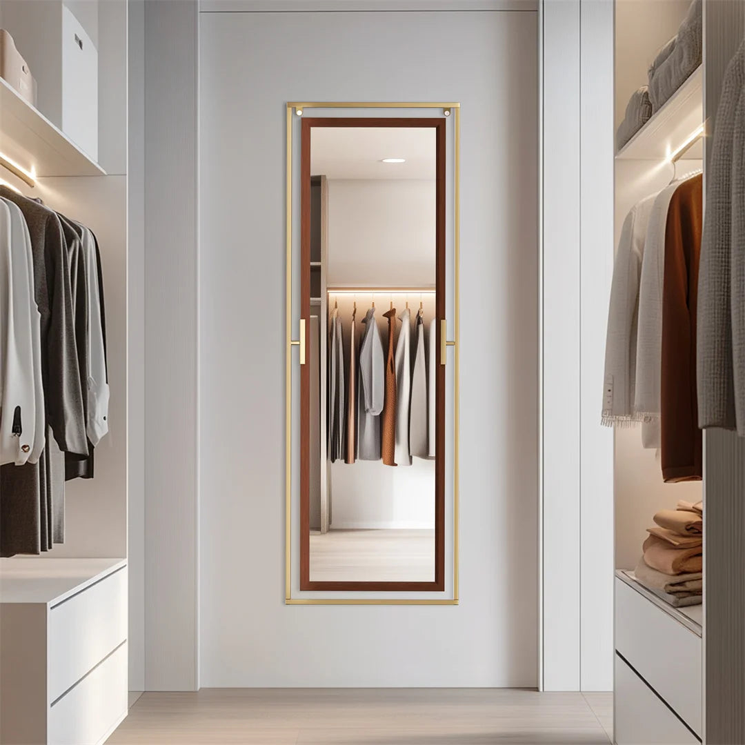 Ce miroir élégant dans une armoire dressing moderne avec des vêtements suspendus crée une ambiance épurée et organisée dans cette pièce.