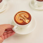 tasses blancs motifs latte art cœur feuille moderne soucoupe anniversaireDecoration deco patisserie