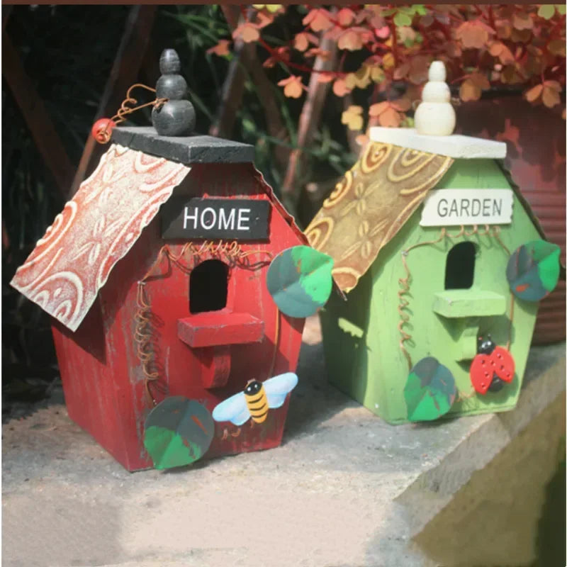 nichoirs oiseaux motifs floraux abeille coccinelle couleurs vives cordelette jardin balcon pastorale