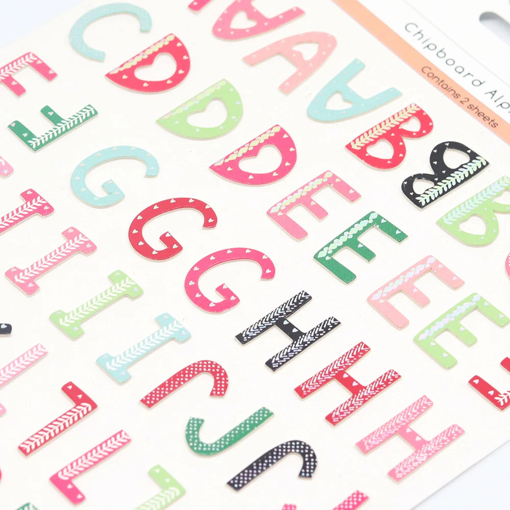 lettres capitales alphabet bois rose vert bleu noir blanc points coeurs rayures scrapbooking journalisation