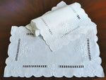 chemin table floral brodé lin blanc motifs ajourés vintage traditionnel festonné rectangle