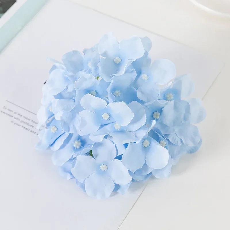fleurs artificielles hortensia blanches roses bleues mariage extérieur bouquet décoration moderne minimaliste